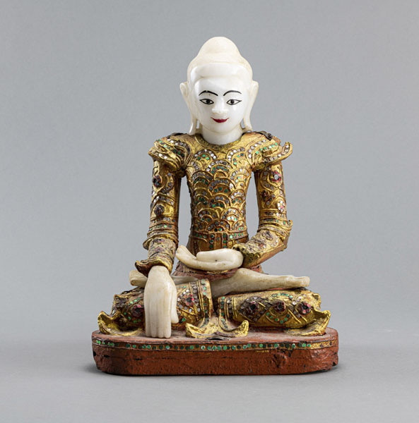 <b>Buddha Shakyamuni teils aus Alabaster und Holz mit Lackfassung und Glassteinbesatz</b>