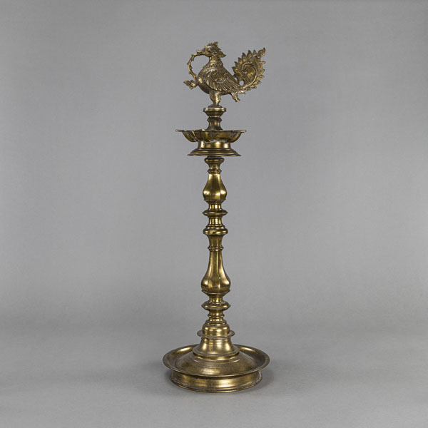 <b>Öllampe mit Ornament in Form eines Hahns</b>