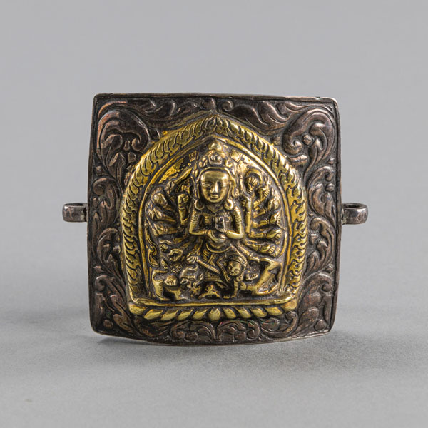 <b>Gürtelschließe aus Silber mit feuervergoldetem Relief der Durga</b>