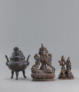 <b>Bronze der Tara, Paar aus Bronze mit Ganesha und ein Weihrauchbrenner bekrönt von einem Kirin</b>
