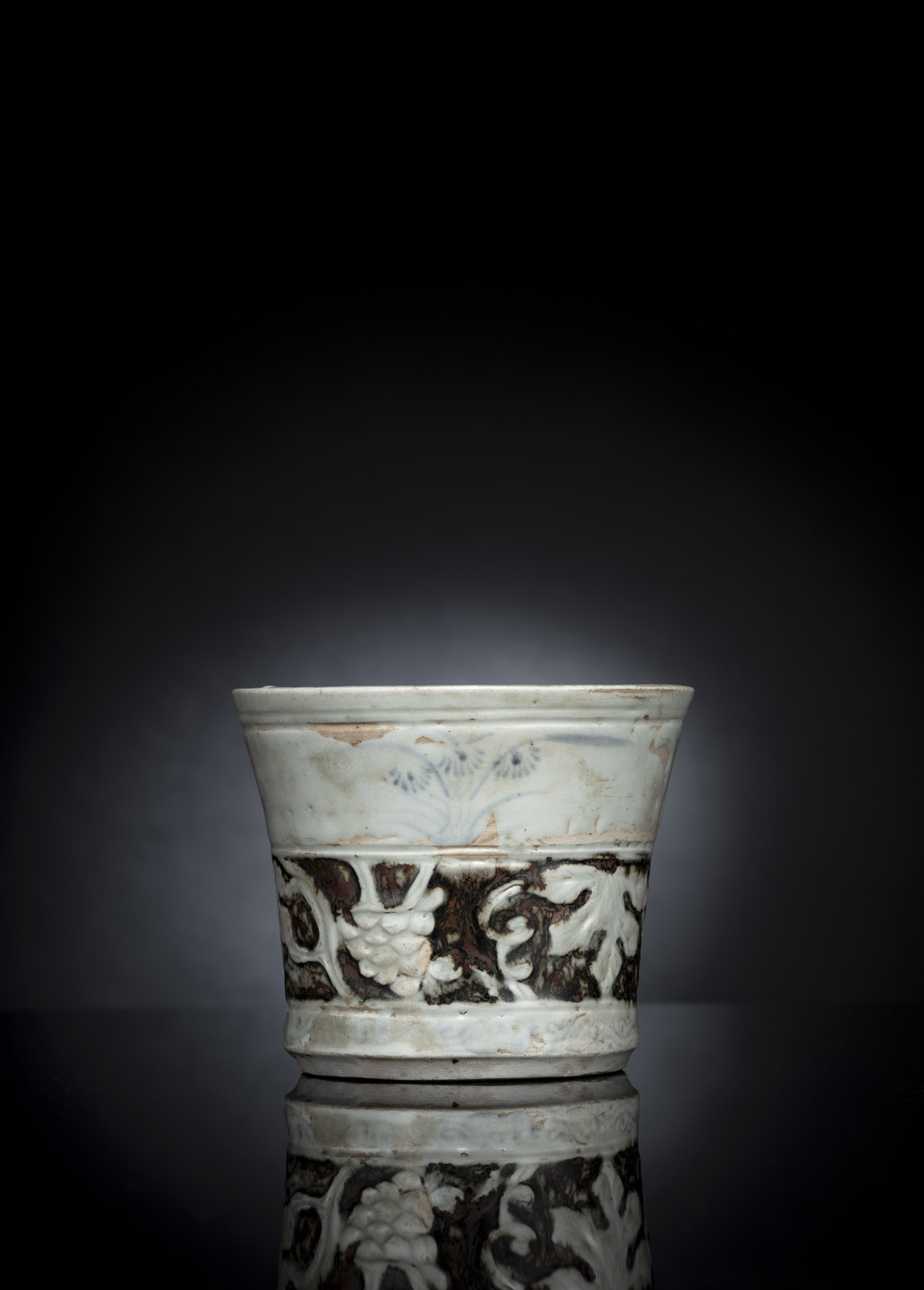 <b>A FINE AND RARE PORCELAIN BRUSHPOT WITH MOLDED GRAPEWINE AND LEAF DECORATION AND DETAILS IN IRON-BROWN AND UNDERLAZE BLUE</b>