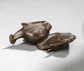<b>Kleine Bronze mit Darstellung eines Kugelfischs und einer Flunder</b>