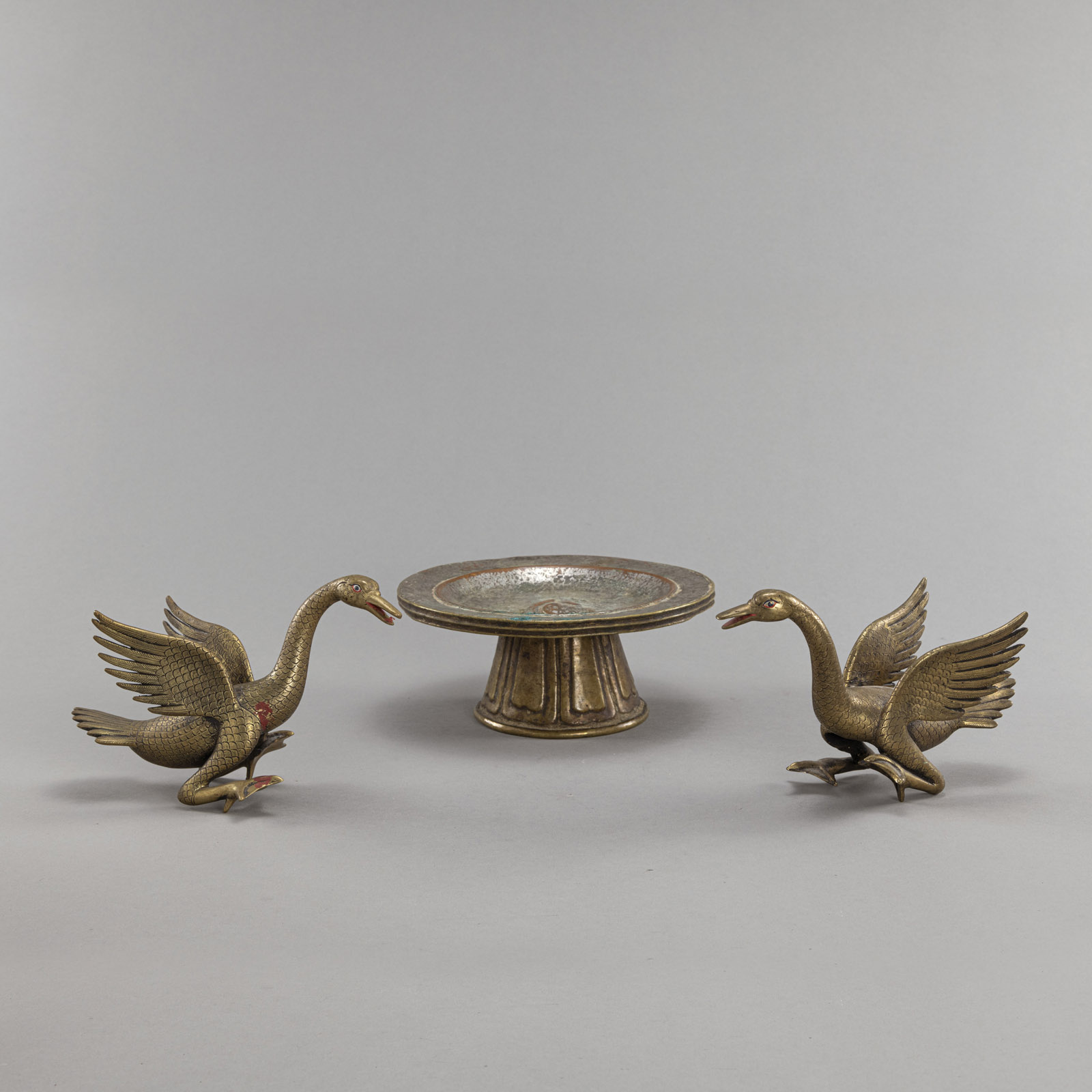 <b>A RITUAL FOOTED DISH AND A PAIR OF BRONZE SWANS</b>