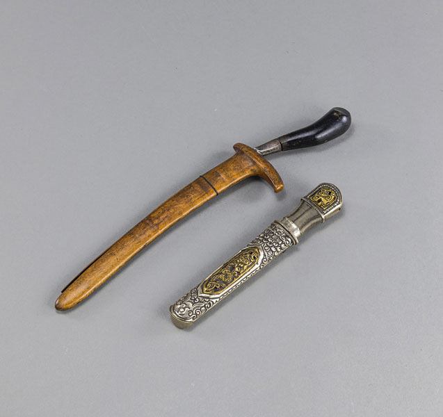 <b>A KERIS IN BAMBOO SHEATH AND A DAGGER WITH METALL MOUNTS</b>
