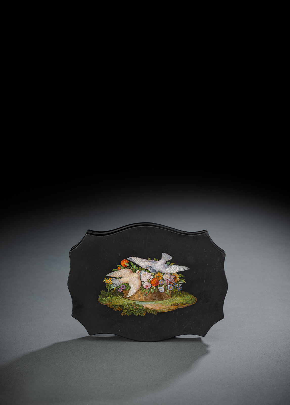 Passige Schieferplatte. Blumenkorb mit zwei Tauben auf Grassockel. Feine Mikromosaik-Arbeit. Min. rest., Kanten min. best. Passige Schieferplatte. Blumenkorb mit zwei Tauben auf Grassockel. Feine Mikromosaik-Arbeit. Min. rest., Kanten min. best.