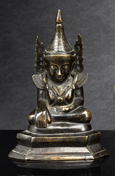 <b>A BRONZE FIGURE OF BUDDHA SHAKYAMUNI</b>