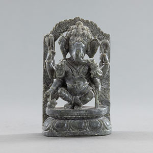 <b>Ganesha aus Speckstein auf einem Lotos stehend</b>