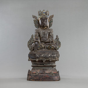 <b>Figur des sitzenden Buddha auf einem hohen Thron aus Holz mit Einlagen</b>