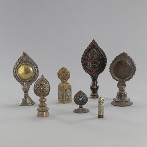 <b>Gruppe von fünf Altaremblemen, einem Siegel und einem Petschaft aus Metall bzw. Holz</b>
