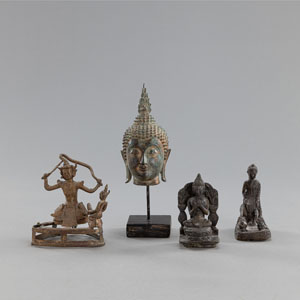 <b>Gruppe von 4 Bronzen, u.a, Kopf des Buddha</b>