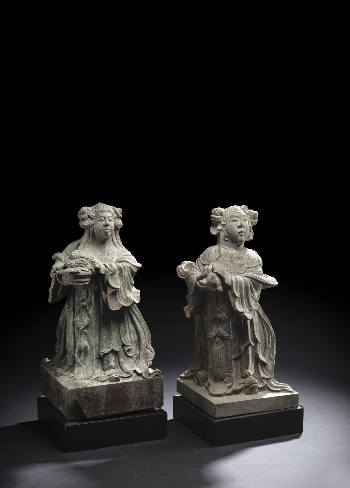 <b>Zwei Skulpturen mit Darstellung von Adoranten aus Stein</b>
