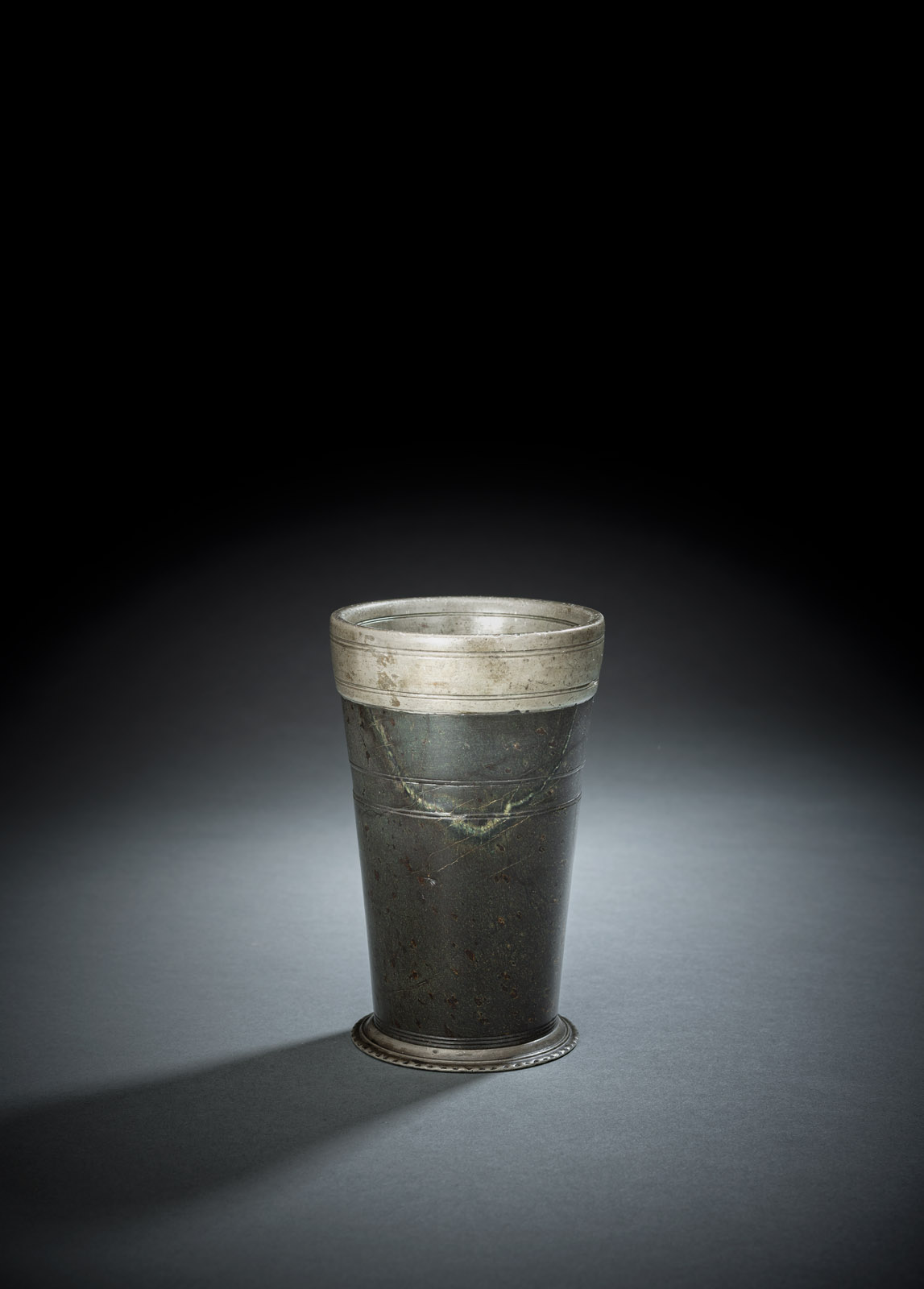 <b>Becher aus Serpentin mit Zinnmontierung</b> <b>Becher aus Serpentin mit Zinnmontierung</b>