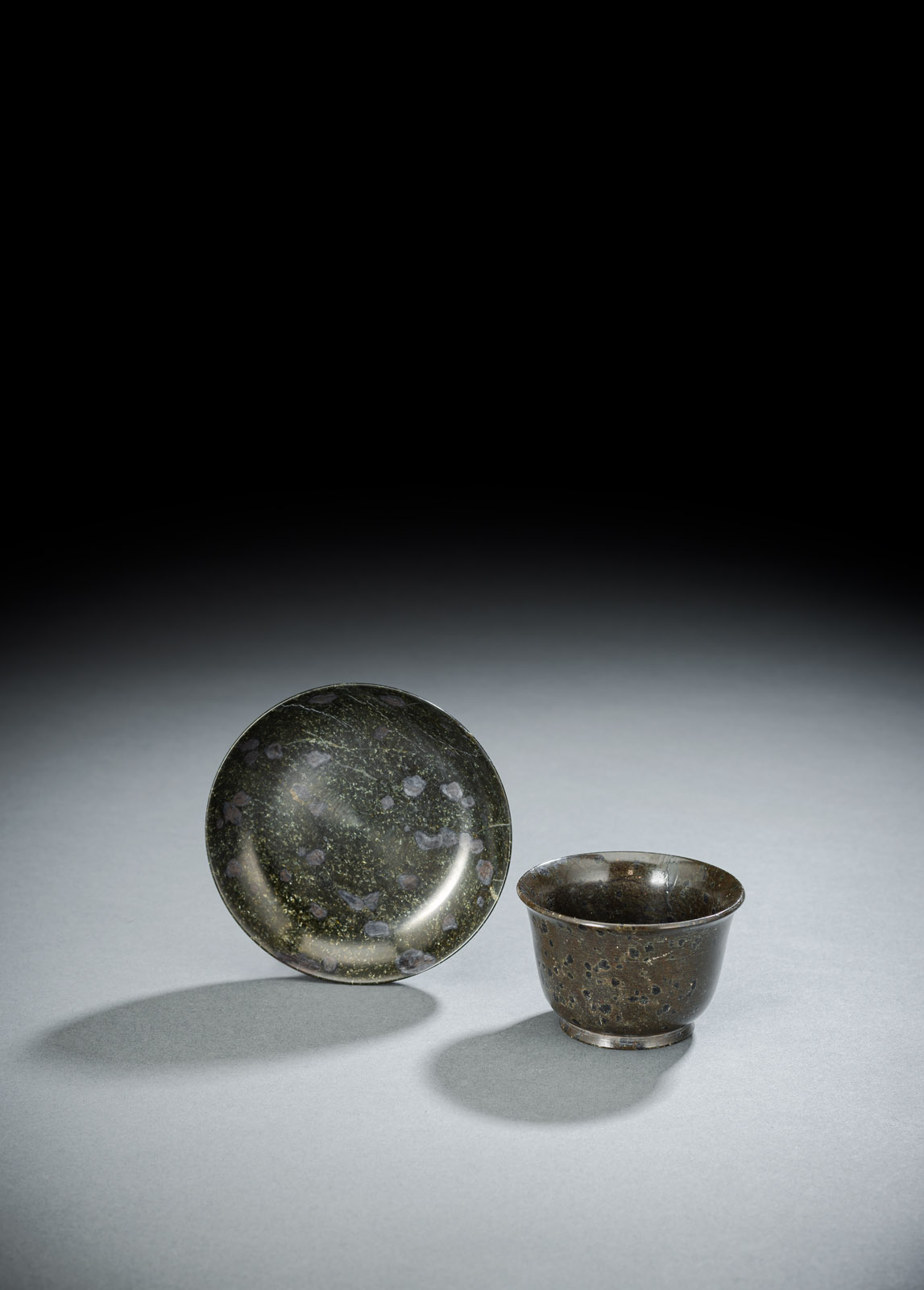 <b>Koppchen mit Untertasse aus Serpentin</b> <b>Koppchen mit Untertasse aus Serpentin</b>