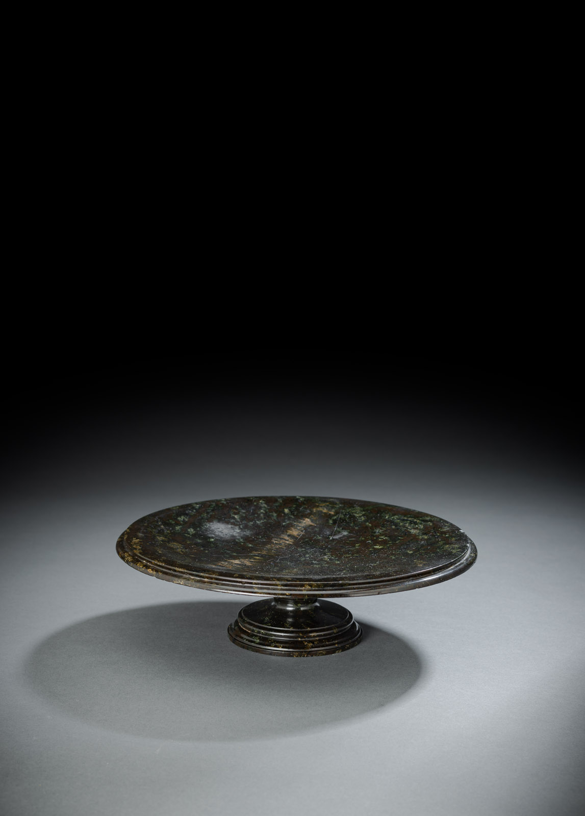 <b>Aufsatzschale aus Serpentin</b> <b>Aufsatzschale aus Serpentin</b>