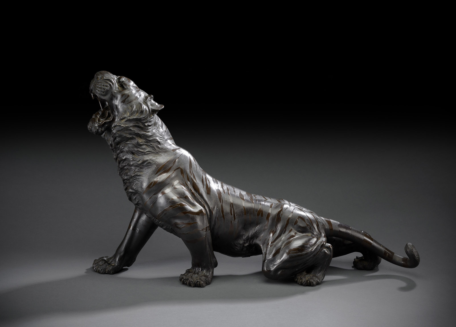 <b>Bronze eines schleichenden, brüllenden Tigers</b>
