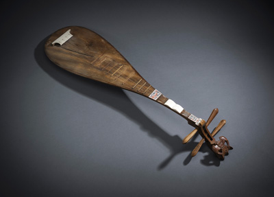 <b>A LONG-NECKED LUTE 'PIPA'</b>