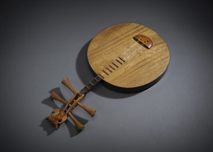 <b>A SHORT-NECK WOOD MOON LUTE, 'YUEQIN'</b> <b>A SHORT-NECK WOOD MOON LUTE, 'YUEQIN'</b>