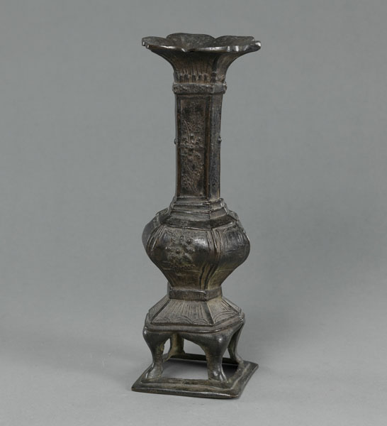 <b>Vase aus Bronze im archaischen Stil dekoriert</b>