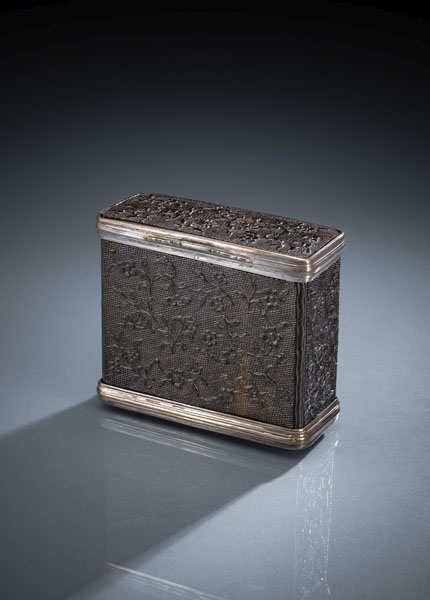 <b>A SILVER MOUNTED FLORAL TOOLED TORTOISE SHELL DOUBLE SNUFF BOX</b>