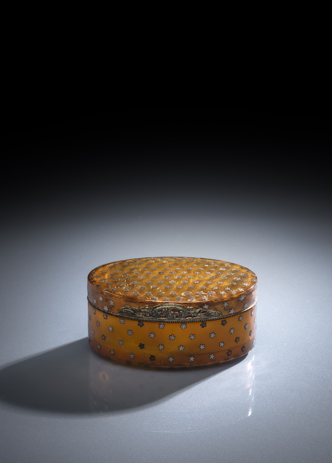 <b>A FRENCH GILTBRASS MOUNTED TORTOISE SHELL AND GOLD PIQUÉ SNUFF BOX</b>