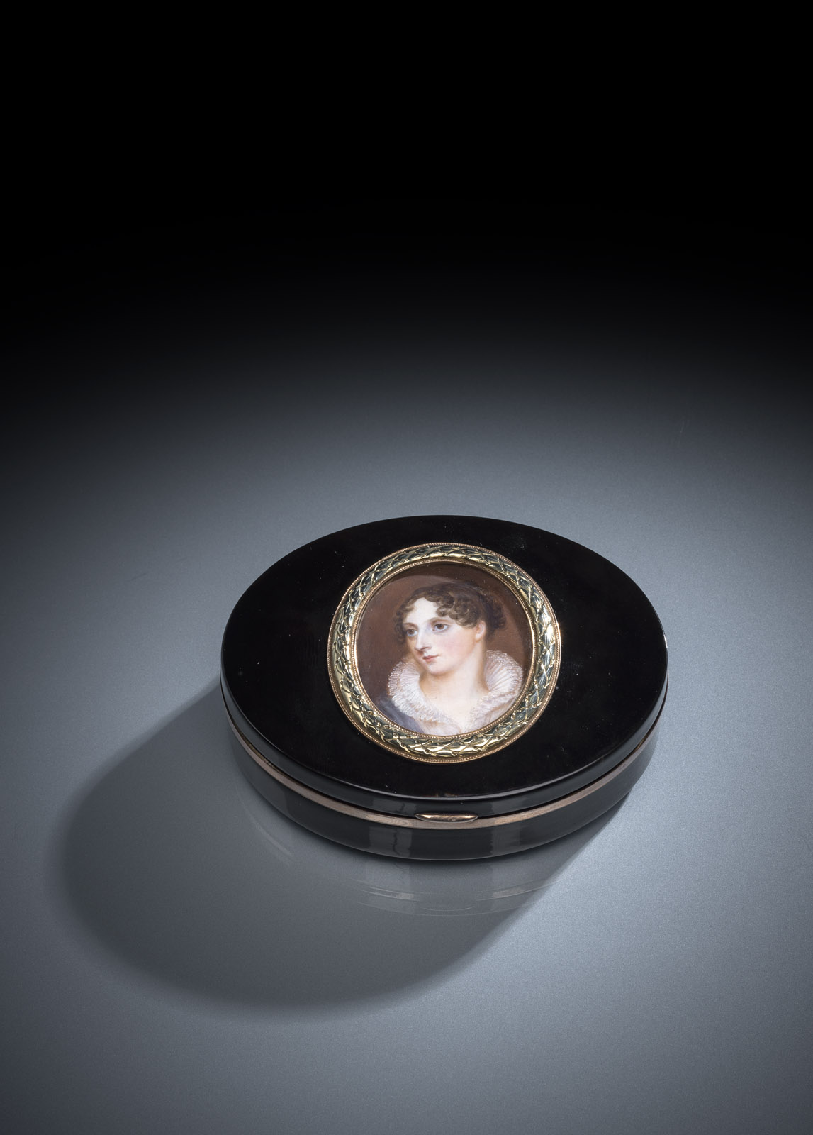 <b>GEHT ZURÜCK -- Feine Schildpatt-Tabatiere mit Miniatur</b> <b>GEHT ZURÜCK -- Feine Schildpatt-Tabatiere mit Miniatur</b>