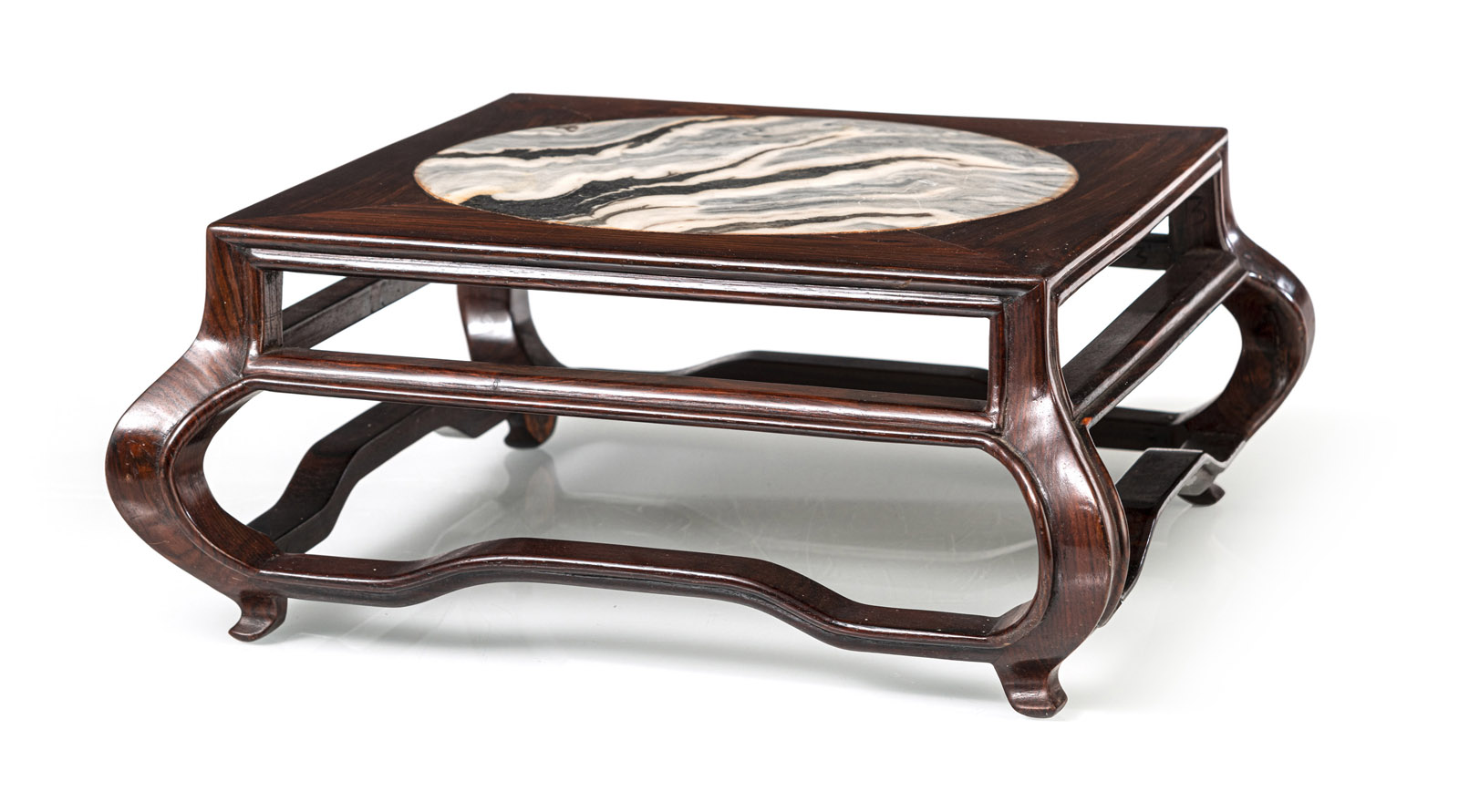 <b>Flacher Tisch aus Holz mit eingelegter, runder Marmorplatte</b>