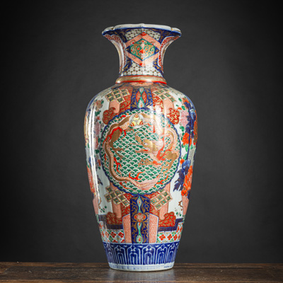 <b>Große Imari-Vase aus Porzellan mit Blumenkorb und Drachen im Medaillon</b>