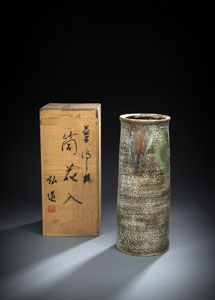 <b>Stangenvase aus Keramik im Seto-Stil in Holzkasten mit Aufschrift Ukishikake tsutsu hana-ire Hiromichi. Siegel: Hiromichi</b>