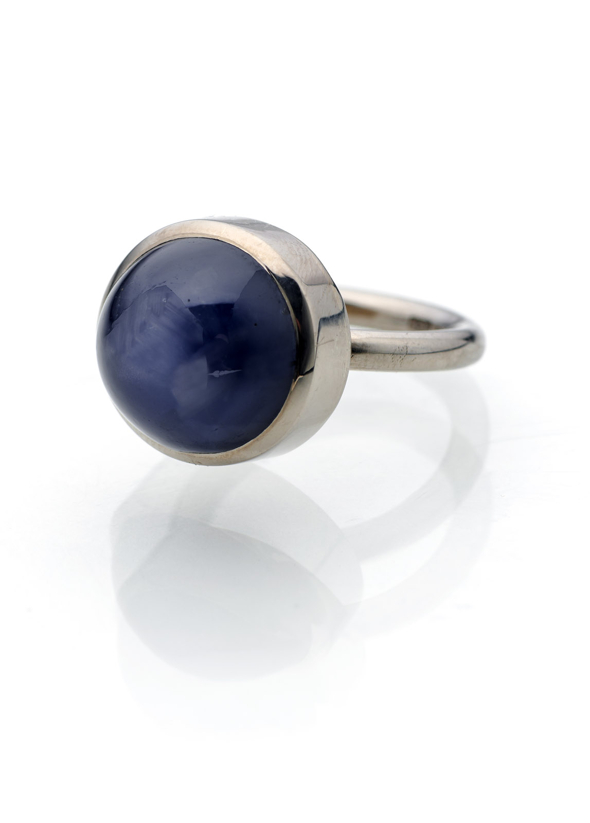 <b>RING WITH STAR SAPPHIRE</b>