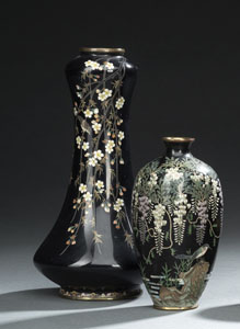 <b>Cloisonné-Vase mit Dekor von Pflaumenblüten und Chidori, Cloisonné-Vase mit Glyzinien und kleine Väschen</b>