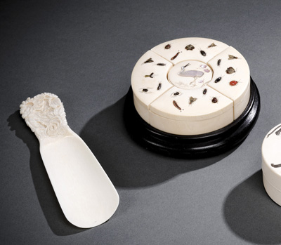<b>AN IVORY SET OF FIVE SMALL BOXES AND COVERS WITH INLAID DECORATION OF INSECTS AND A CRANE AND AN IVORY SHOEHORN</b>