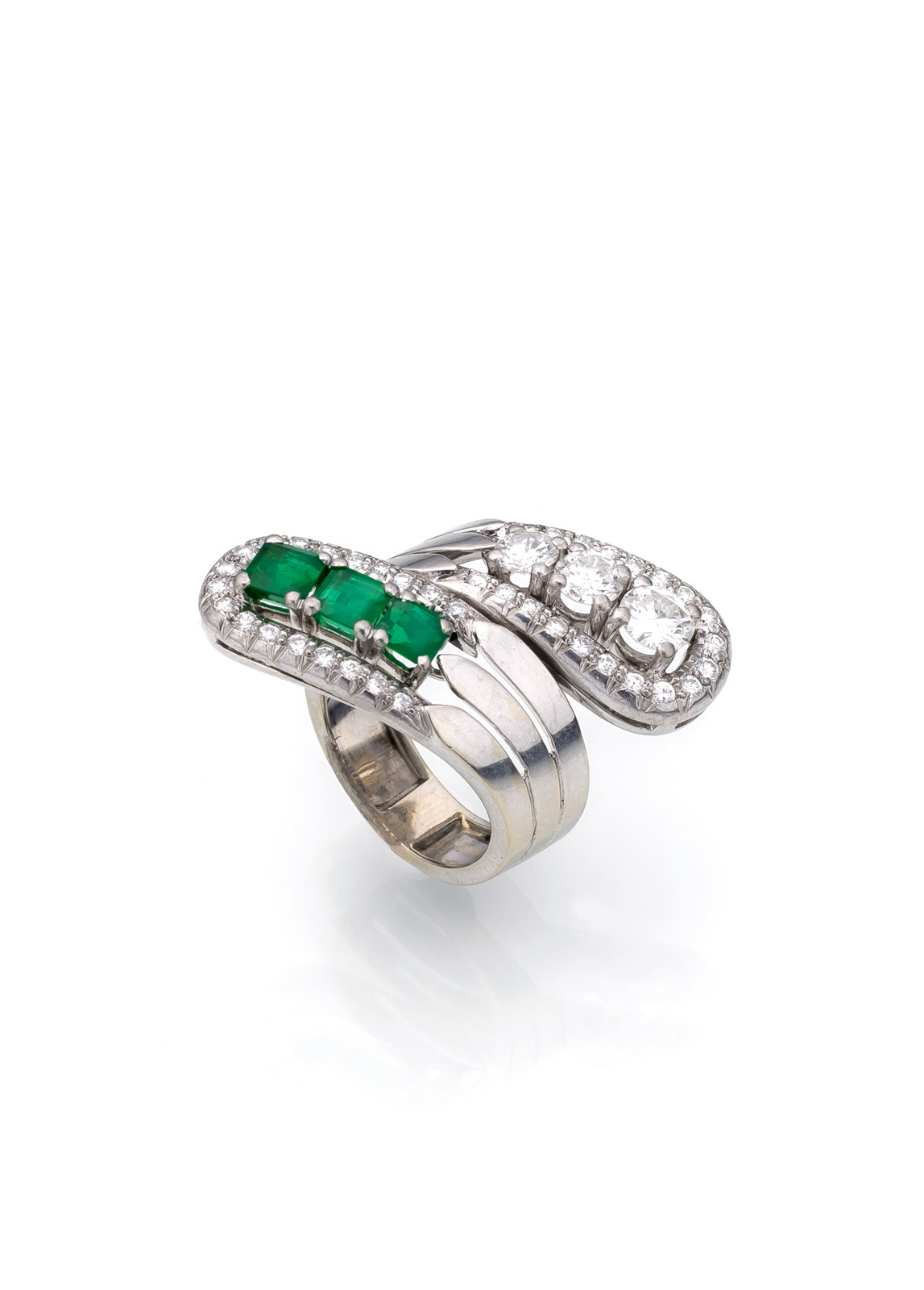 <b>Hochwertiger Croisé-Ring mit Diamanten und Smaragden</b>