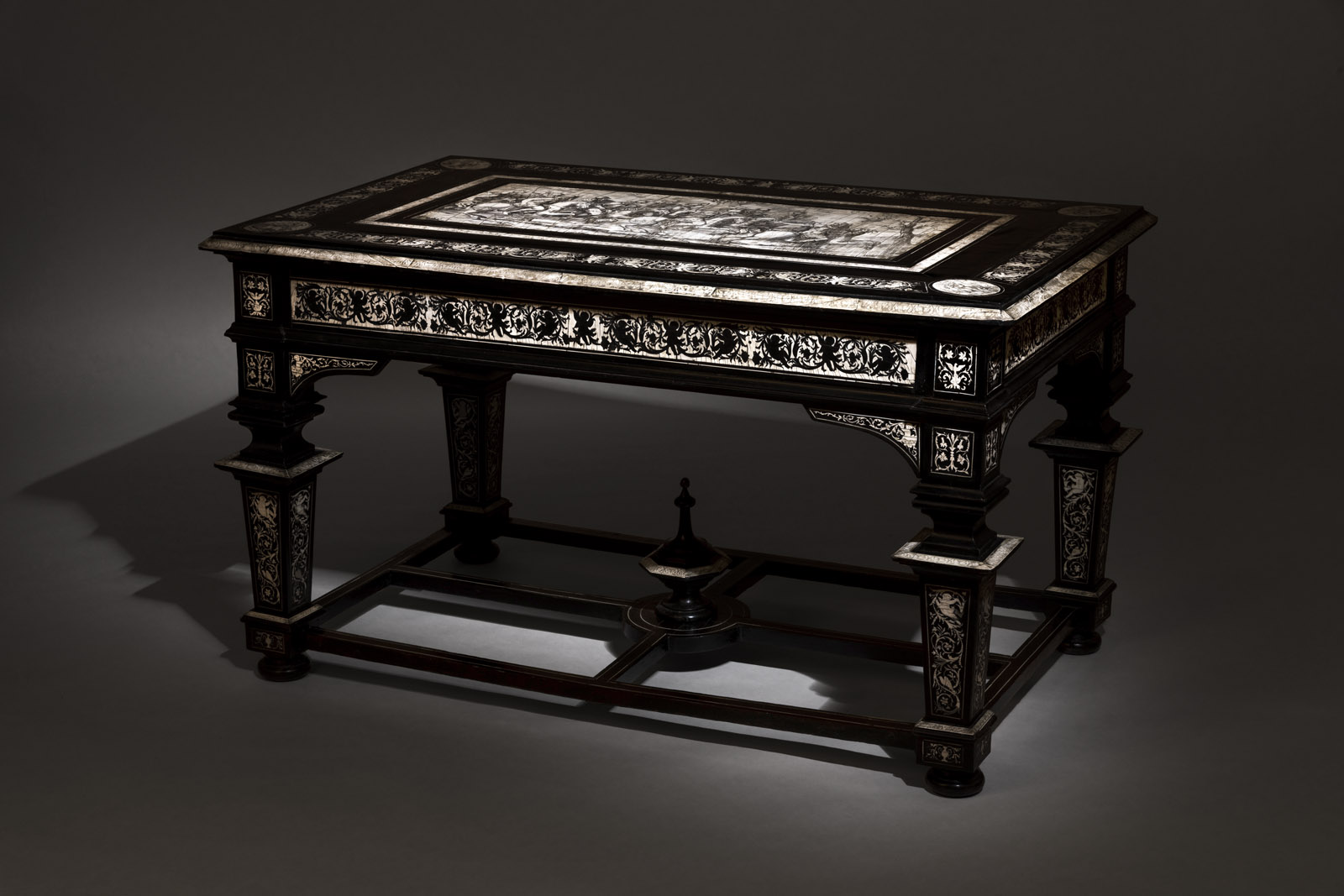 <b>Prunkvoller Tisch</b> <b>Prunkvoller Tisch</b>