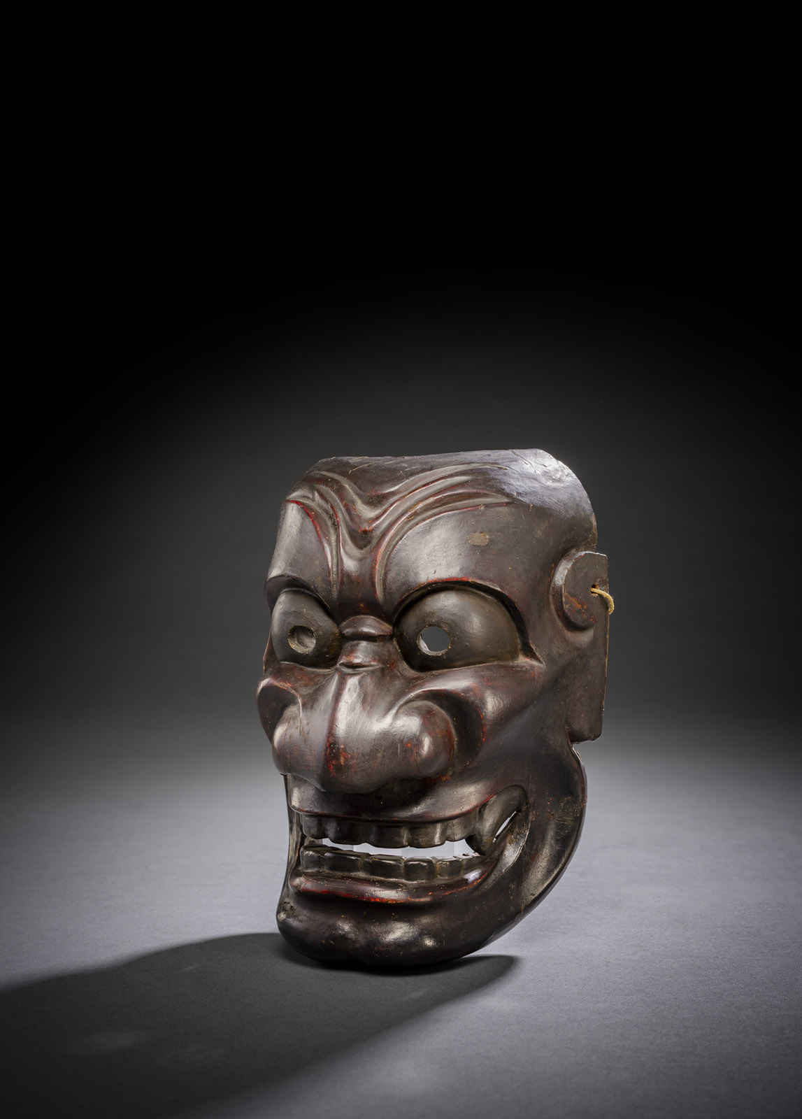 <b>Gigaku Maske aus Holz mit rötlichbrauner Lackfassung</b>