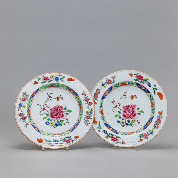 <b>A PAIR OF 'FAMILLE ROSE' EXPORT PORCELAIN PLATES</b>