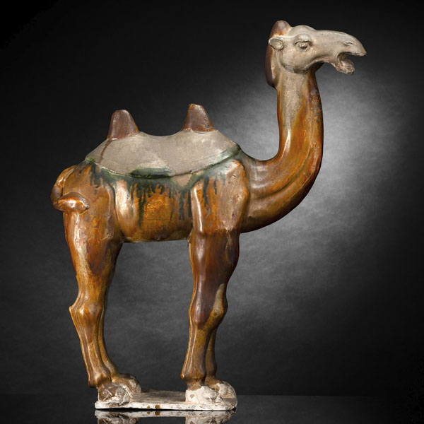 <b>'Sancai'-farben glasiertes baktrisches Kamel aus Irdenware</b>